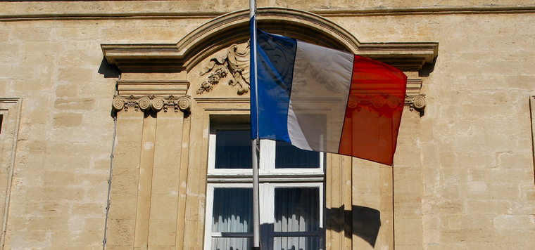 Beauvau - Fenêtre et drapeau Français