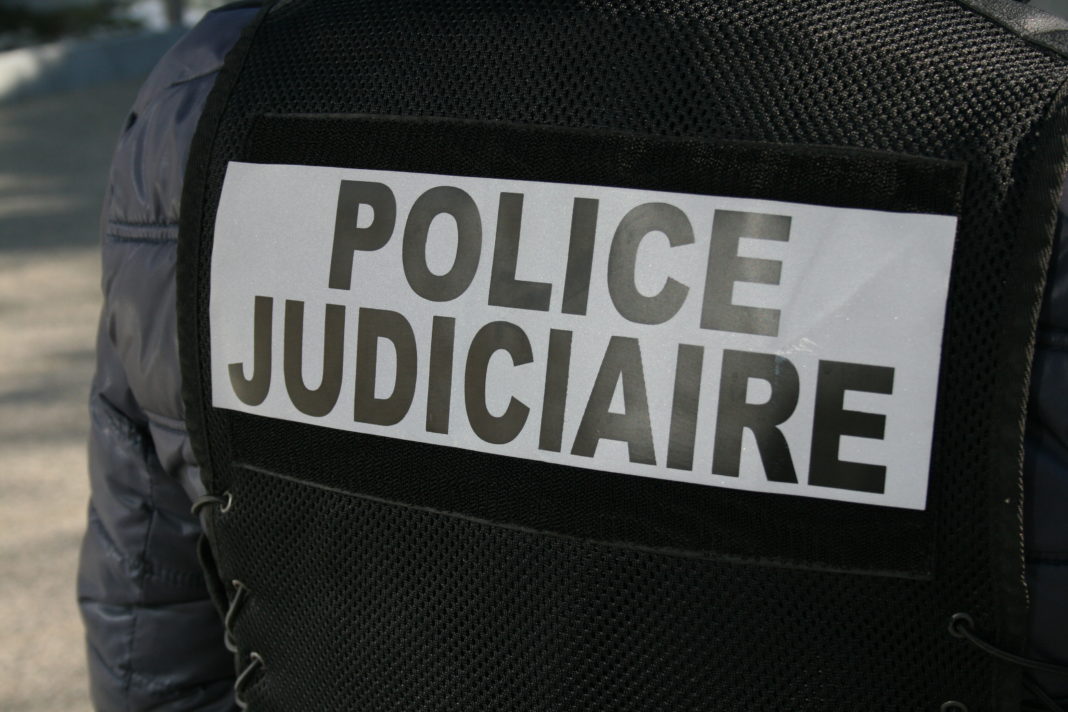 Policer de la police judiciaire de dos