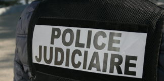 Policer de la police judiciaire de dos