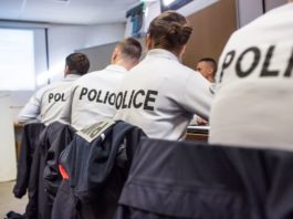 Policiers côtes à côtes en chemise dans une classe d'étude