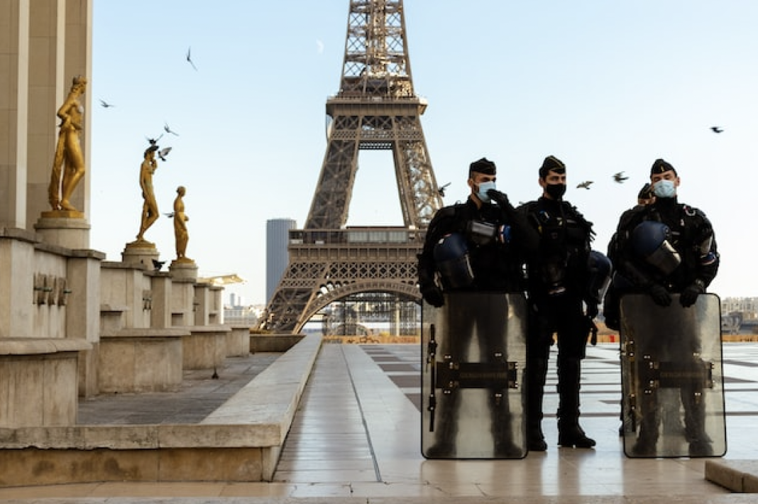 photo du Trocadéro avec trois gendarmes
