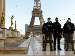 photo du Trocadéro avec trois gendarmes