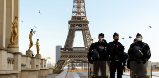 photo du Trocadéro avec trois gendarmes