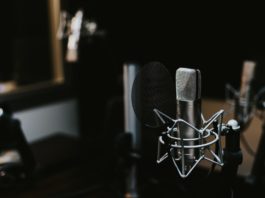 photo de micro pour illustrer le podcast de BFM Radio "Flic Stories"