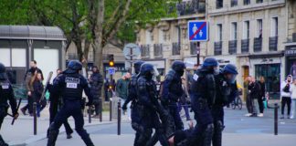 Policiers en interpellation