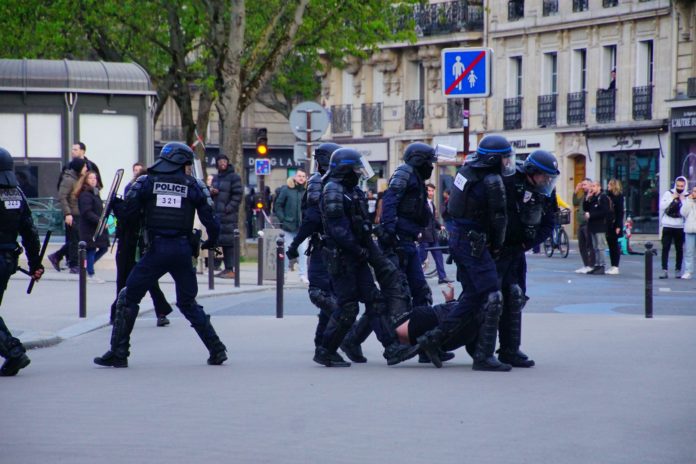 Policiers en interpellation